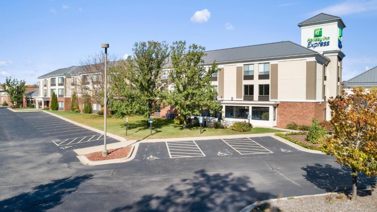 Holiday Inn Express - Delafield By Ihg Exterior photo